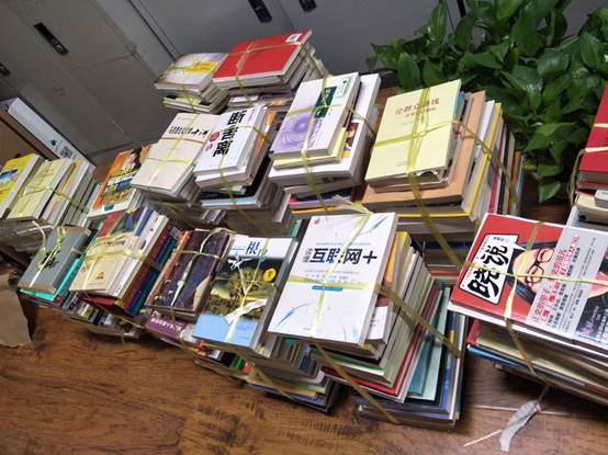说明:D:\liuhao\学习\研究生阶段\研究生辅导员\思政活动\赠书活动\图书照片5.jpg