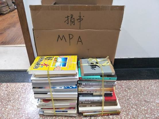 说明:D:\liuhao\学习\研究生阶段\研究生辅导员\思政活动\赠书活动\图书照片2.jpg